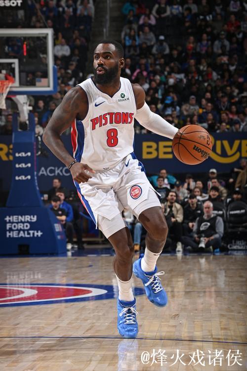 哈达威上场,沃特森被换下回更衣室 哈达威上场,沃特森被换下回更衣室